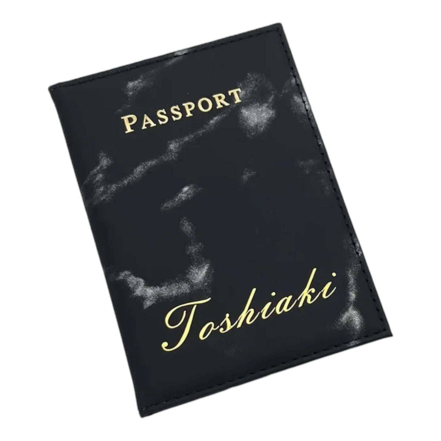 Étui à passeport marbré personnalisé noir avec texte doré "Passport" et "Toshiaki". Élégance et style pour protéger votre passeport.