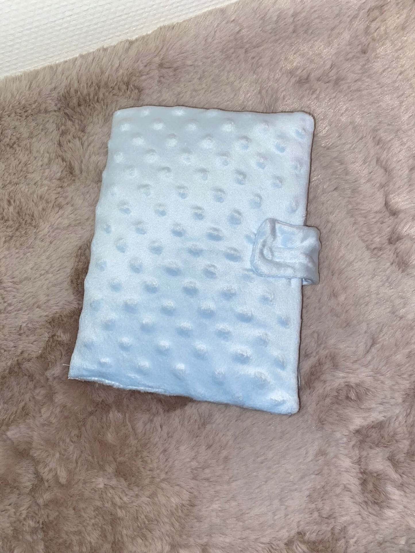 Bleu Protège Carnet De Santé Bébé personnalisable en tissu doux et luxueux, idéal pour conserver les informations médicales de votre enfant