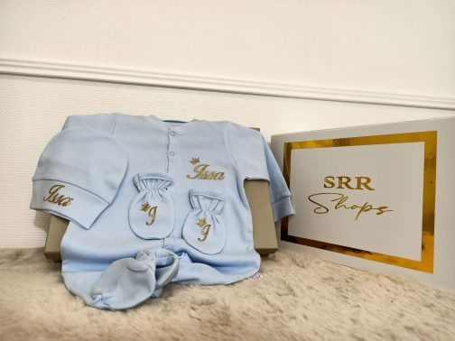 Personnalisé pyjamas bébé bleu avec broderie dorée sur la manche et les poches, présenté avec boîte blanche et logo doré "SRR Shops".