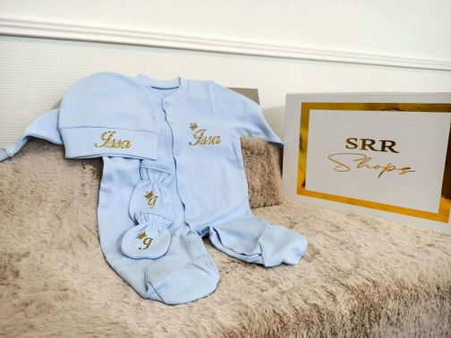 Pyjamas bébé personnalisés bleus avec gants et bonnet, présentés à côté d'une boîte SRR Shops.