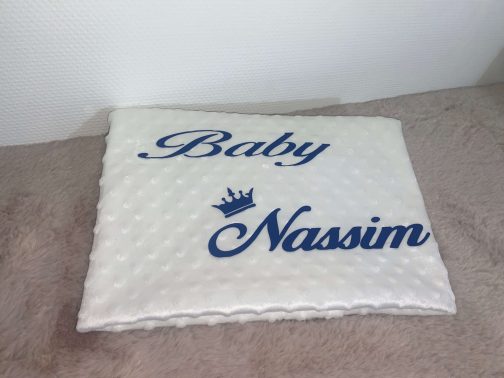 Couverture bébé personnalisée blanche avec le nom Nassim inscrit en bleu et un motif de couronne, offrant douceur et chaleur pour votre petit trésor.