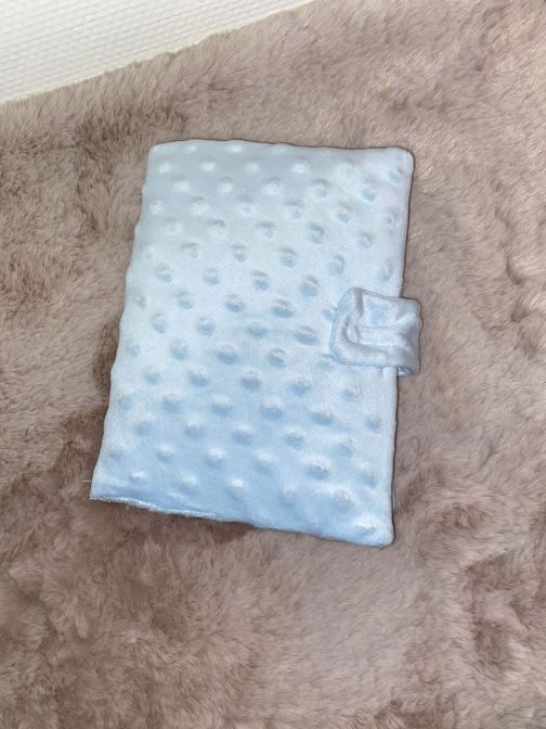 Bleu Protège Carnet De Santé Bébé personnalisable en tissu doux et luxueux, idéal pour conserver les informations médicales de votre enfant